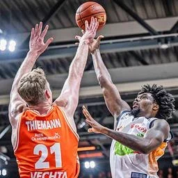 Kassim Nicholson (r.) von den Rostock Seawolves im Nordduell bei Rasta Vechta beim Korbleger