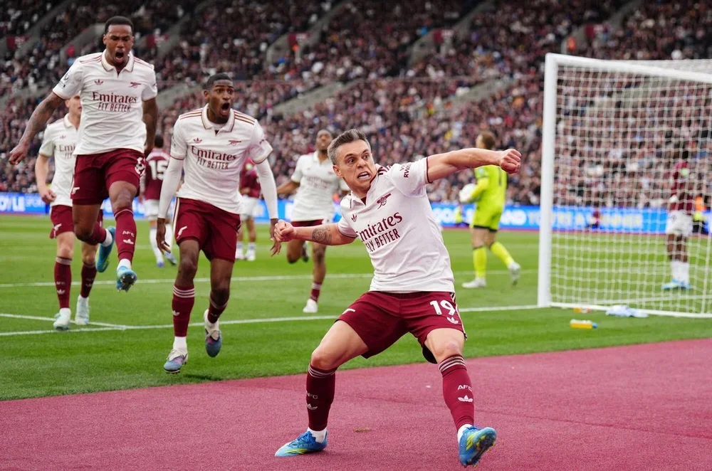 Trossard rescató al Arsenal en London Stadium