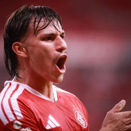 Bernabei, do Inter, celebra gol sobre o Athletic, na Copa do Brasil